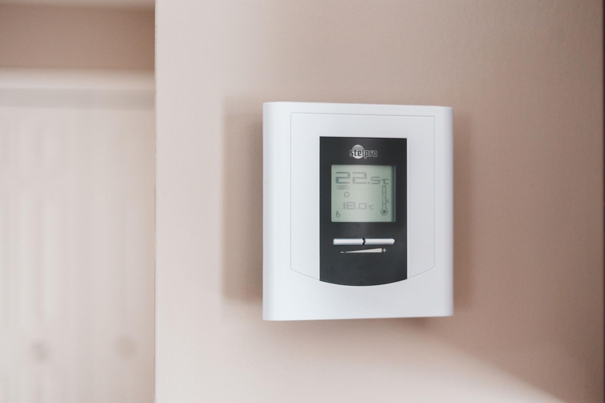 Thermostat intelligent mural